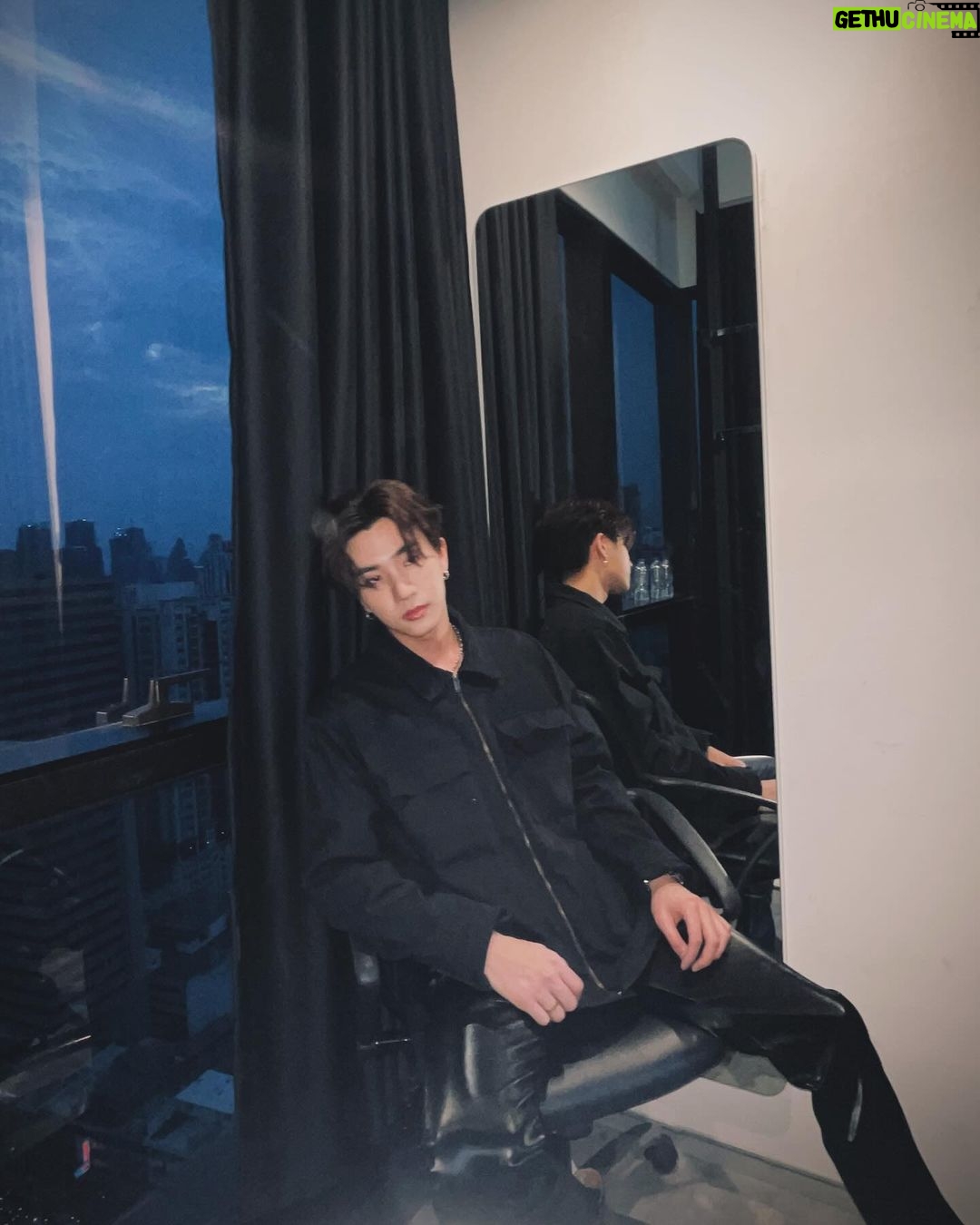 Tanapon Sukumpantanasan Instagram - 🖤