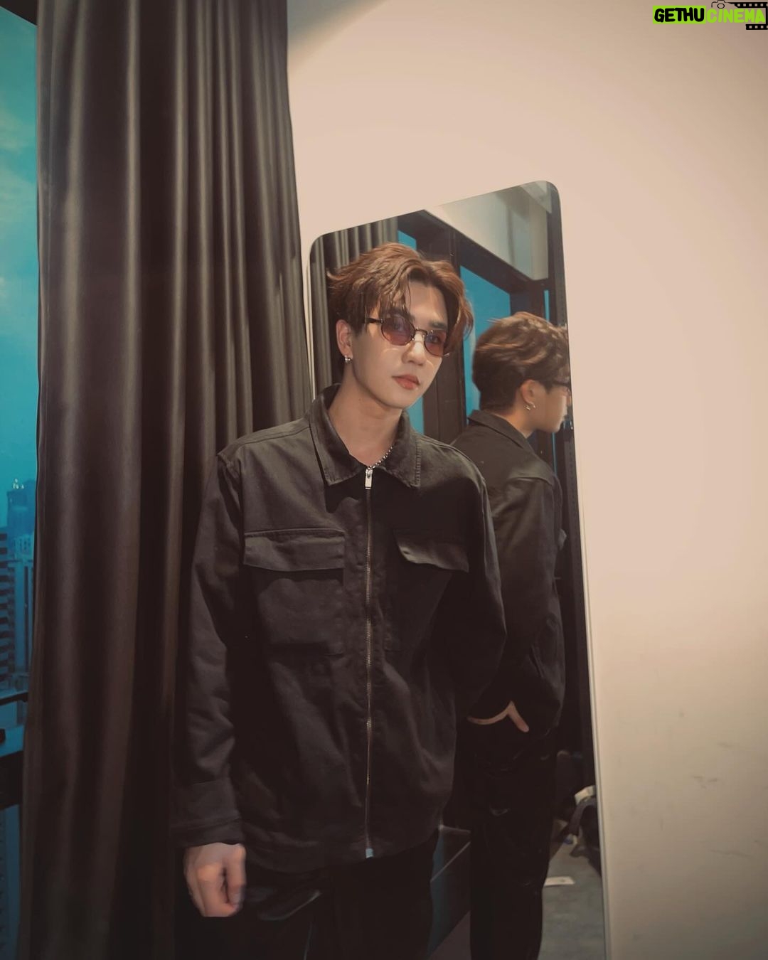 Tanapon Sukumpantanasan Instagram - 🖤