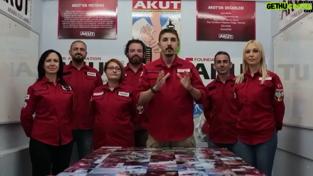Taner Ölmez Instagram - Ben de varım 🌹 @akutdernegi ❣️