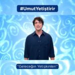 Taner Ölmez Instagram - Çağdaş Yaşamı Destekleme Derneği olarak Cumhuriyetin 100. yılında geleceğe umut yetiştirmeye devam ediyoruz! 💙 34 yıldır sürdürdüğümüz çağdaşlık yolcuğumuzda öğrencilerimizin eğitim hayatına engel olan tüm zorluklarla mücadele ediyor, onların eğitimine katkıda bulunacak ve fırsat eşitliğini güçlendirecek projeler geliştiriyoruz. Çocuklarımıza umutları, hayalleri ve isteklerini gerçekleştirmeleri için destek olmaya devam ediyoruz. Yaşanan tüm zorluklara rağmen biz umutluyuz! Geleceğin yetişkinleri sanattan 🎨, bilimden 🧪, doğadan 🌳 ve spordan 🏀 konuşmayı seven, hayalleriyle geleceğe yön veren çocuklardan oluşacak. Bir çocuk için bambaşka bir hayat mümkün olacak! Çağdaş Yaşamı Destekleme Derneği olarak hazırladığımız “Geleceğin Yetişkinleri” reklam filmimizde öğrencilerimize umut olmak için @eda.ece ve @taner_olmez kamera karşısına geçti. 📹 Siz de Çağdaş Yaşamı Destekleme Derneği’ne bağışta bulunun, geleceğin umutlarını birlikte yetiştirelim! 💙✨ 👉https://www.cydd.org.tr/sayfa/burs-vermek-istiyorum-34/ #ÇağdaşYaşamıDesteklemeDerneği #UmutYetiştirir