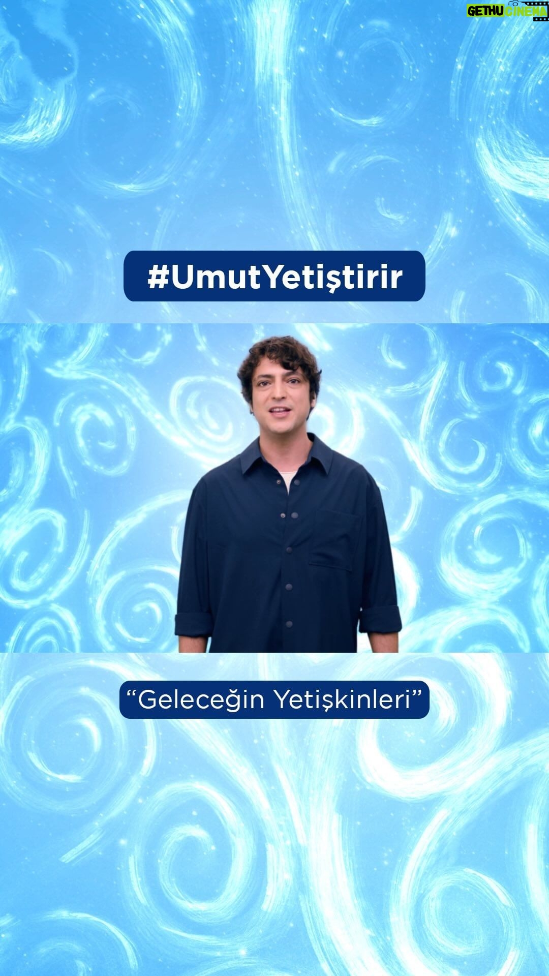 Taner Ölmez Instagram - Çağdaş Yaşamı Destekleme Derneği olarak Cumhuriyetin 100. yılında geleceğe umut yetiştirmeye devam ediyoruz! 💙 34 yıldır sürdürdüğümüz çağdaşlık yolcuğumuzda öğrencilerimizin eğitim hayatına engel olan tüm zorluklarla mücadele ediyor, onların eğitimine katkıda bulunacak ve fırsat eşitliğini güçlendirecek projeler geliştiriyoruz. Çocuklarımıza umutları, hayalleri ve isteklerini gerçekleştirmeleri için destek olmaya devam ediyoruz. Yaşanan tüm zorluklara rağmen biz umutluyuz! Geleceğin yetişkinleri sanattan 🎨, bilimden 🧪, doğadan 🌳 ve spordan 🏀 konuşmayı seven, hayalleriyle geleceğe yön veren çocuklardan oluşacak. Bir çocuk için bambaşka bir hayat mümkün olacak! Çağdaş Yaşamı Destekleme Derneği olarak hazırladığımız “Geleceğin Yetişkinleri” reklam filmimizde öğrencilerimize umut olmak için @eda.ece ve @taner_olmez kamera karşısına geçti. 📹 Siz de Çağdaş Yaşamı Destekleme Derneği’ne bağışta bulunun, geleceğin umutlarını birlikte yetiştirelim! 💙✨ 👉https://www.cydd.org.tr/sayfa/burs-vermek-istiyorum-34/ #ÇağdaşYaşamıDesteklemeDerneği #UmutYetiştirir