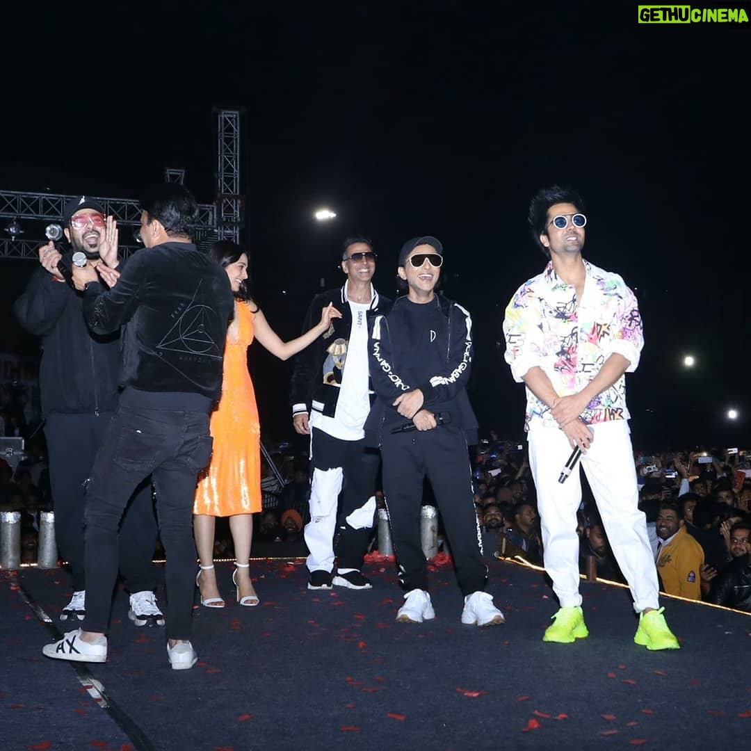 Tanishk Bagchi Instagram - Working on GOOD NEWWZ has been such a fun ride. It's very close to my heart and I can't wait for you'll to experience the same joy ride. #GoodNewwz releasing on 27th Dec @akshaykumar @bpraak @azeemdayani @dharmamovies #GoodVibesUnplugged #goodnewwz #tanishkbagchi #KareenaKapoorKhan @diljitdosanjh @kiaraaliaadvani @karanjohar @therashmivirag @apoorva1972 @shashankkhaitan @raj_a_mehta @zeestudiosofficial #CapeOfGoodFilms @zeemusiccompany