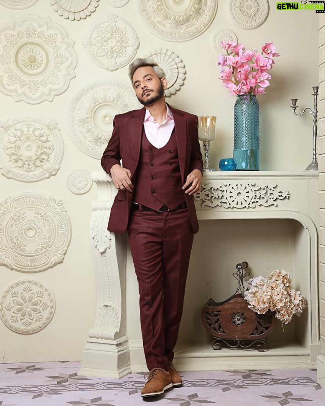 Tanishk Bagchi Instagram - Ladki Ankh Mare, When I dress up like this 😜 Do you agree? Drop your views in the comments😁 Photo Credits- @sayansurroy Styling by - @shimoolpatel Hair by - @manemaniac_hairstudio #tanishkbagchi #ankhmare #music #lifestyle #instaday