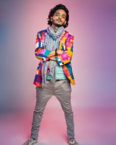 Tanishk Bagchi Instagram - My Chill Mode is forever ON, be it making music or posing for a photo shoot.😎 . . #Photoshoot #WednesdayWisdom #Colors