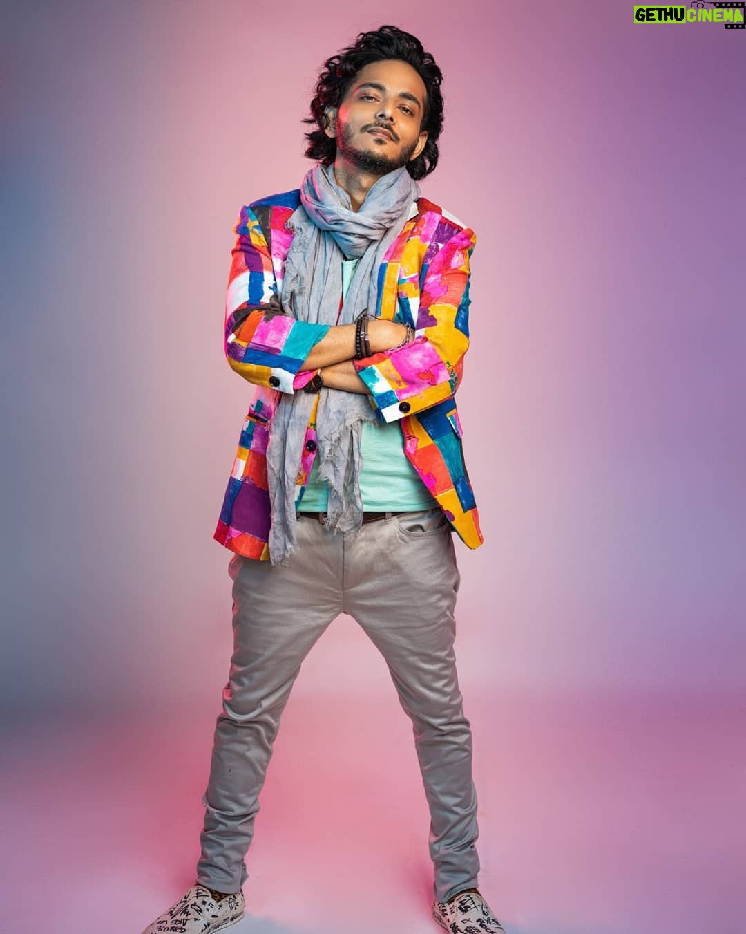 Tanishk Bagchi Instagram - My Chill Mode is forever ON, be it making music or posing for a photo shoot.😎 . . #Photoshoot #WednesdayWisdom #Colors