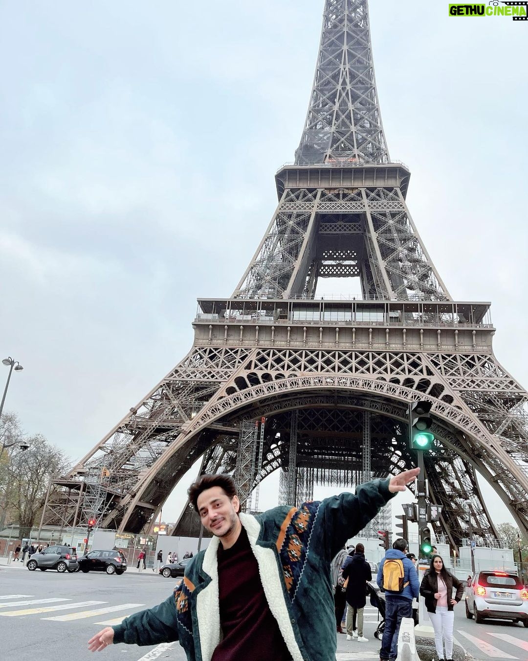 Tanishk Bagchi Instagram - The world is a book and those who do not travel read only a page… #paris #travel photography by @zarakhan 🤟🤟🤟🤟😘😘😘😘