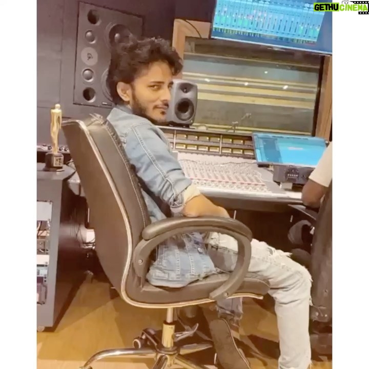 Tanishk Bagchi Instagram - #SquareFit @honkhonkpunchapps #doingwhatidobest #music