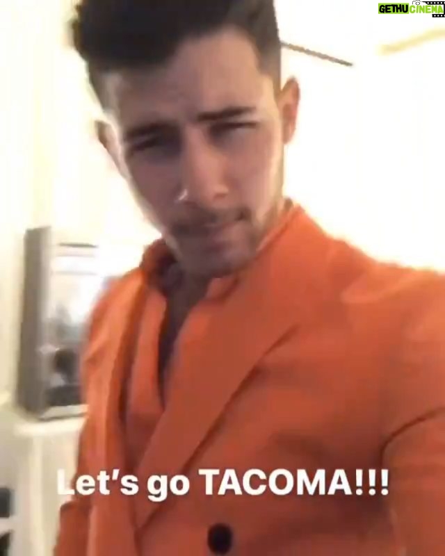 Tanishk Bagchi Instagram - #KhadkeGlassy, the @nickjonas way! Amazing to see him dancing on the song and killing it.πβ£ β£ @sidmalhotra @parineetichopra @shaaileshrsingh @ektaravikapoor @instaprashant @karmamediaent @balajimotionpictures @zeemusiccompany @zeestudiosint #JabariyaJodi