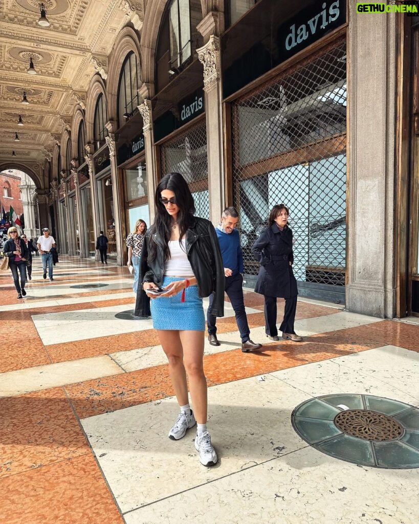 Tara Emad Instagram - 📱☔️🍦 I fell in love with Milan and can’t wait to go back very soon💖 Duomo di Milano