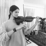 Tara Emad Instagram - عالية في مسلسل الصندوق 📦 اتبسطت اوي اوي بالدور دة لأسباب كتيرة اوي ! من ضمنها اني بجد حبيت اشتغل مع المخرج @marwan_ehab في اول عمل درامي له و من قلبي اتبسطت على التفاصيل الي اشتغلنا عليها و كمان عايزة اقولكوا ان آلة الكمان من اصعب الآلات الواحد يتعلمها و بالذات على كبر. بشكر @mounib.official على مجهوده معايا انا و @mmdhatem انه يعلمنا في فترة قليلة و هتسمعوا مزيكة العباقرة فؤاد و منيب في الحلقات بتاعتنا و احنا بنعزفها. متحمسة اسمع رأيكم في قصة عالية و خالد في مسلسل الصندوق💘