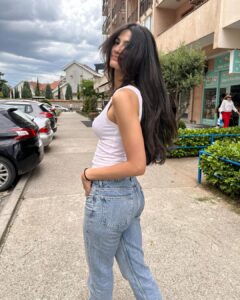 Tara Emad Instagram - A fresh blowout, a happy heart and some wholesome pita🌸 Montenegro