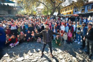 Tarkan Instagram - Trendyol ve UNDP'nin köylere dijital dönüşüm fırsatı sağlayarak kalkınmalarını destekleyecek olan “Yarının Köyleri” projesinin bir parçası olmak çok güzel 🧡
#YarınınKöyleri @trendyolcom @undpturkiye #tbt 

📸: @yigit___eken