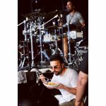 Tarkan Instagram - Konser önceleri yediğim bir tabak makarnayı coğunlukla provalar sırasında yerim. Öyle uzun uzun zaman ayırmam yemeğe yani. Zaman değerlidir konser günlerinde çünkü. iyi kullanmak gerekir. Hem aklım kalır provada, orkestrada, şarkılarda zaten😊😁 O yüzden ayrılamam sahneden işimiz bitmeden :)😉 #tbt 📸 @yigit___eken