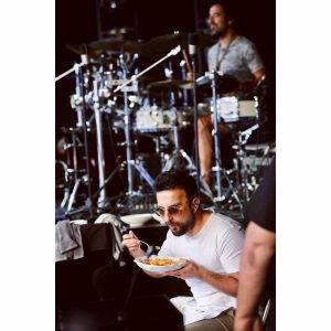 Tarkan Instagram - Konser önceleri yediğim bir tabak makarnayı coğunlukla provalar sırasında yerim. Öyle uzun uzun zaman ayırmam yemeğe yani. Zaman değerlidir konser günlerinde çünkü. 
iyi kullanmak gerekir. 
Hem aklım kalır provada, orkestrada, şarkılarda zaten😊😁
O yüzden ayrılamam sahneden işimiz bitmeden :)😉

#tbt

📸 @yigit___eken