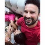 Tarkan Instagram - Bugün, bir kaç gündür görmediğim ve çok özlediğim canım kızımla hasret giderdim. Ailece güldük, şımardık, eğlendik 🧿❤️🧿❤️🧿❤️ Ve de bol bol yan gelip yattım, dinlendim… Hala çok etkisi altında olduğum şahane İzmir konserinin tatlı yorgunluğunu attım 😘