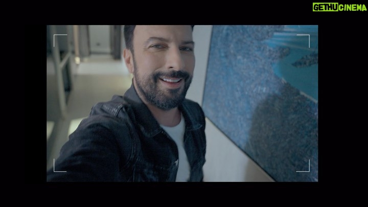 Tarkan Instagram - Klip yayında😉 @netdmuzik #YapBiGüzellik Söz : Tarkan Müzik : Tarkan - Ozan Çolakoğlu Düzenleme : @ozancolakoglu Mix – Mastering : @utkuunsal Dolby Atmos Mix : @ulsagc Kayıt : @beatgarden Gitar : #CanerGüneysu Yönetmen : @irfan_yildirim Yapım : #NeptuneFilm Sound Engineering : @ulsagc Styling : #AyşeUyanık Kuaför : @ercanngoynu Makyaj : @erkanuluc Yapımcı : @dmccomtr Prodüksiyon: @hittproductions Teşekkürler @trendyolcom 🧡 Ayrıca sanatıyla klibime kattığı renkten dolayı sayın Devrim Erbil’e teşekkürler.