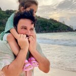 Tarkan Instagram - En kıymetlim, her şeyim, birtanecik kızım… Seninle birlikte içimdeki çocuğu yeniden büyüttüğümü, ona sevmeyi yeniden öğrettiğimi, varlığınla yaralarımı her gün biraz daha iyileştirdiğimi, aslında yeniden doğduğumu biliyor muydun? Geçmişin karanlığında kayıp olan ruhumun, ışığı seninle yeniden gördüğünü. Babalık neymiş daha yeni yeni anlıyor ve öğreniyorum… Arada takılıp düştüğümü, hatalar yaptığımı da biliyorum ama her nefesimde daha iyi bir baba olmak için uğraşıyor ve çabalıyorum. Dilerim ki babalığım senin mutlu, özgüvenli, hayallerinin peşinden giden, kendini seven, özgür ruhlu, cesur, güçlü, kendi ayakları üzerinde durabilen, kalbini, sezgilerini dinlemeyi ihmal etmeyen ama aklını da kullanmasını bilen, sevgi dolu, duyarlı ve de merhametli bir insan olmana aracı olur. Yaşadığım sürece seni koşulsuzca hep çok seveceğim, koruyacağım ve mutluluğun için elimden geleni yapacağım. Babalıkla hayatın gerçek anlamını öğrettiğin için sana teşekkür ederim. ❤️🧿 #babalargünü