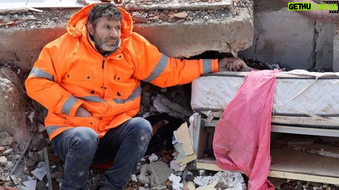 Tarkan Instagram - Hepimizin içini yakan bu fotoğraf gözümüzün önünden gitmedi. 6 Şubat depremini ve bu depremde yaşananları, yaşatılanları unutmadık. Verilen sözlerin tam anlamıyla yerine getirilmediğini de... O bölgelerde hala yardım bekleyen insanlar var. Yetkililerin verdikleri sözleri yerine getirmesini, görevlerini hakkıyla yapmasını bekliyoruz. 6 Şubat’ta hayatını kaybedenlere bir kez daha Allah’tan rahmet, ailelerine ve yakınlarına sabır ve güç diliyorum. Fotoğraf: @ademaltann