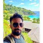 Tarkan Instagram - Bu sıcak yaz günlerinde bir tatil #tbt ’si güzel olur dedim. Daha önce de fotoğraflar paylaştığım Seyşeller tatilinden işte birkaç kare daha🏝☀️💛 It was an unforgettable holiday. Thanks a lot to @fsseychelles and to my dear friend @ilkertopdemir 🙏🏻😘 Four Seasons Resort Seychelles