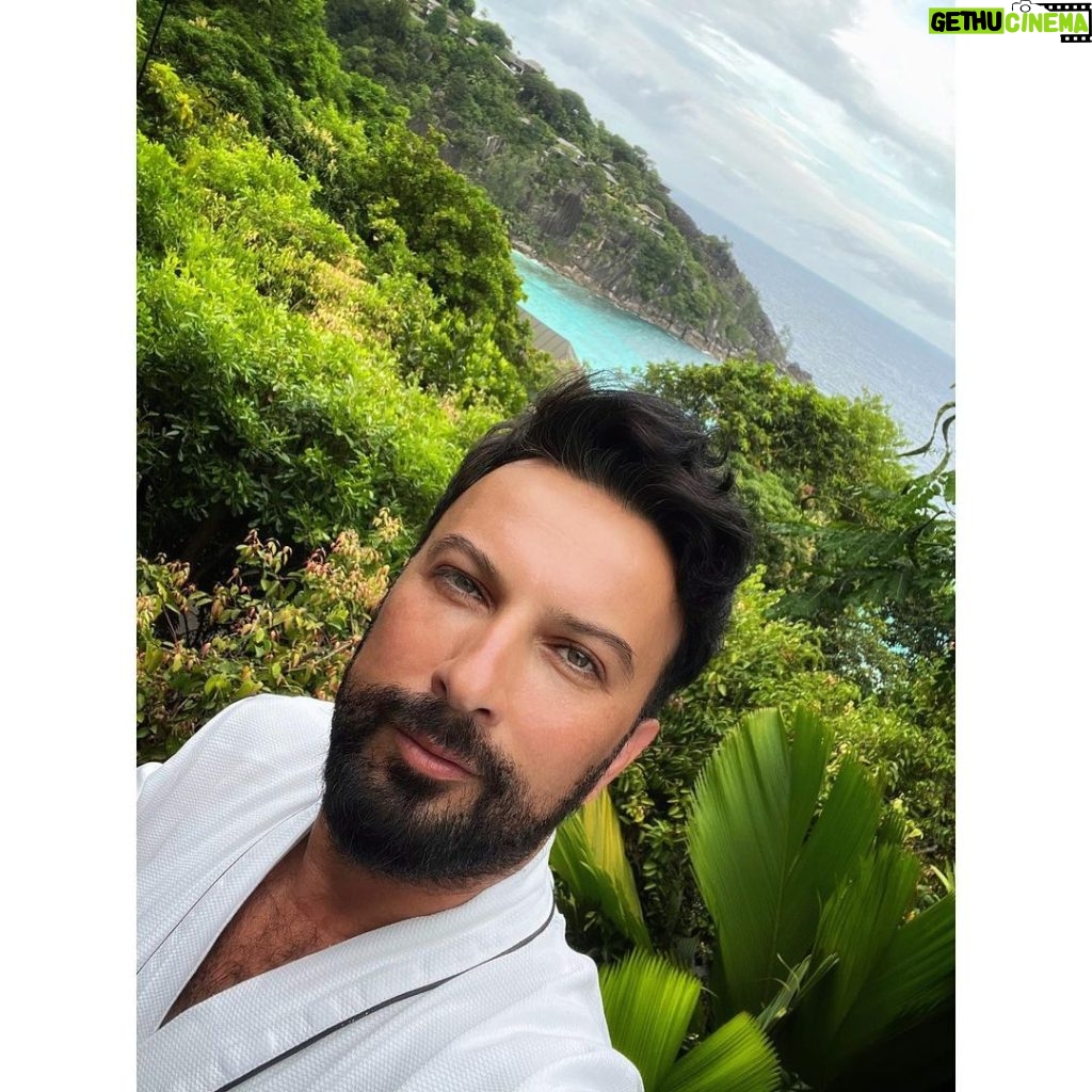 Tarkan Instagram - Bu sıcak yaz günlerinde bir tatil #tbt ’si güzel olur dedim. Daha önce de fotoğraflar paylaştığım Seyşeller tatilinden işte birkaç kare daha🏝☀️💛 It was an unforgettable holiday. Thanks a lot to @fsseychelles and to my dear friend @ilkertopdemir 🙏🏻😘 Four Seasons Resort Seychelles