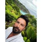 Tarkan Instagram - Bu sıcak yaz günlerinde bir tatil #tbt ’si güzel olur dedim. Daha önce de fotoğraflar paylaştığım Seyşeller tatilinden işte birkaç kare daha🏝☀️💛 It was an unforgettable holiday. Thanks a lot to @fsseychelles and to my dear friend @ilkertopdemir 🙏🏻😘 Four Seasons Resort Seychelles
