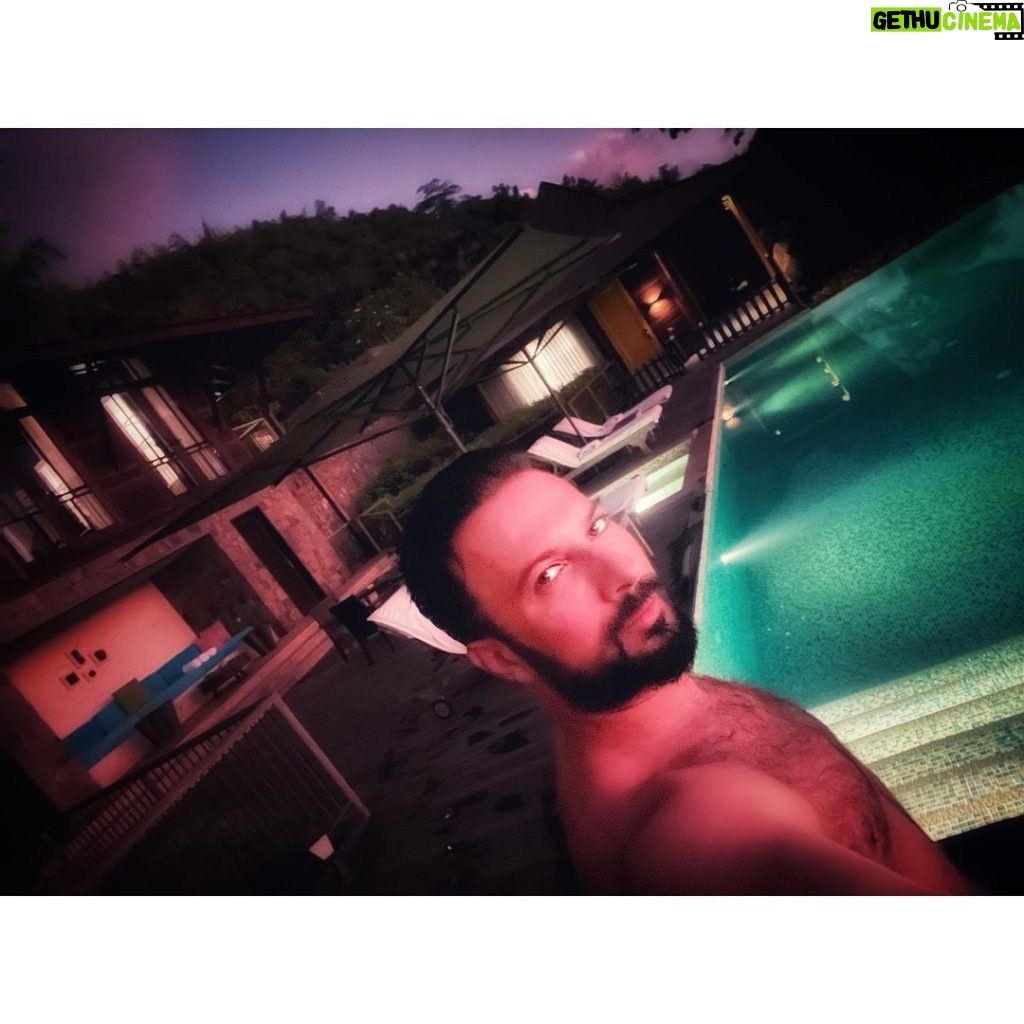 Tarkan Instagram - Bu sıcak yaz günlerinde bir tatil #tbt ’si güzel olur dedim. Daha önce de fotoğraflar paylaştığım Seyşeller tatilinden işte birkaç kare daha🏝☀️💛 It was an unforgettable holiday. Thanks a lot to @fsseychelles and to my dear friend @ilkertopdemir 🙏🏻😘 Four Seasons Resort Seychelles