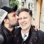 Tarkan Instagram - 2 gün önceden… :) Barcelona’da buluştuk Ozan’ımla. Hem biraz gezdik tozduk, sohbet ettik hem de tabii ki müzik yaptık 🎶🎶🎶🎶… Güzel şarkılar geliyooor 😉 Dile kolay, 32 yıllık bir dostluk, kardeşlik, duygudaşlık, yoldaşlık. Karşılıklı sevgi, saygı ve güvenle kalben bağımız hep daha güçlendi, köklendi 🤍🧿🤍. Daha nice yıllara inşallah🙏🏻 Seviyorum seni adamım😘 #tbt