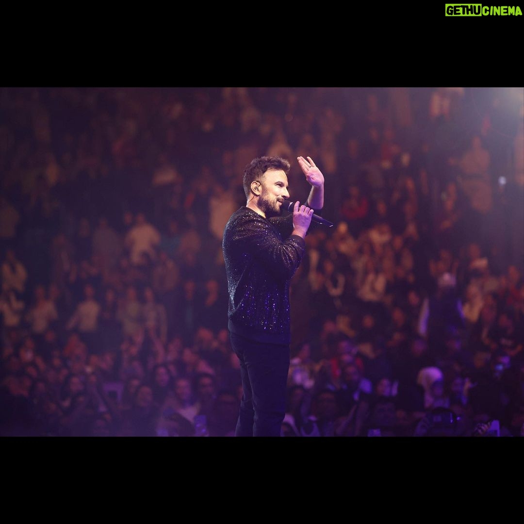 Tarkan Instagram - Türki Cumhuriyetleri konserlerimin ilki olan Taşkent konseri de bir başka güzeldi. Karşılaştığım sevgi seli ve coşku harikaydı, unutulmazdı👍❤️ Fotoğraf paylaşamamıştım. Bu tbt Özbekistan için olsun😘🫶 #tarkanlive #tbt 📸 @yigit___eken Humo Arena