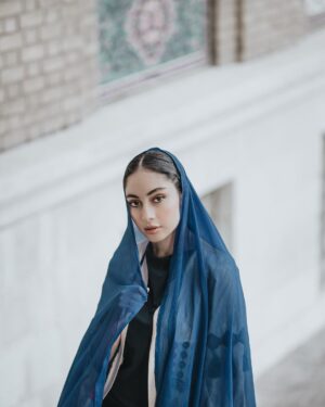 Tarlan Parvaneh Instagram - .
گفتم "اسمت چیه"
گفت "ترنج"
یعنی نگفت. هیچوقت نگفت. ولی من حس می کردم که اسمش همینه. حالا هرروز سر ظهر تا بعد ناهار که حجره شلوغ میشه رو همین پله ها میشینم تا یبار دیگه ببینمش بپرسم "اسمت چیه؟ ترنج؟" بعد حتی اگه زمستون باشه یه برگ نارنج میچینم از پشت شالش بهش نشون میدم... حتی اگه پاییز باشه درختا نارنجی باشن، من بازم یه برگ نارنج از یه جایی می دزدم میدم بهش می پرسم "ترنجی؟"
#درباره_ترنج
#ترلان_پروانه 📷 : @saarraaee