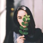 Tarlan Parvaneh Instagram - 🌿 زندگی در جریان است ... با تو .. یا خاطراتت .. . . 📹: @amir.ali_gh 📝: #ترلان_پروانه پ.ن: دقيقا اين گريم رو براى اين رو صورتم كردم كه بگم خودتونو هرجورى هستيد دوست داشته باشيد 🙏🏼 مخصوصا اگه از اين لک ها دارید 😍 من که خیلی دوست دارم ❤️🙈🌿🤦🏽‍♀️