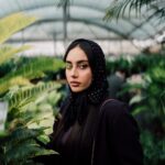 Tarlan Parvaneh Instagram - . مثل هر روز رفته بودم برای خونه ای که بدون تو رنگی نداشت یه چیزی بخرم ، توی هر گلبرگ خوش رنگی که نگاه می کردم خوش رنگی عشقمونو می دیدم …. یه بوی آشنایی اونجا حس کردم که بوی خاک و گل و این چیزا نبود ، بوی عطر دست ریزی بود که برای تولدش خریده بودم … جرات سر چرخوندن نداشتم ، گوشمو تیز کردم صدای خودش بود … بهش نگاه کردم ، سنگینی نگاه کسی رو حس می کرد ، نگاهم کرد ، دستشو گرفت از اونجا رفتن . غریبه بودیم انگار یه آدم دیگه بود دیگه دوسش نداشتم … پ.ن۱:نوشته ای که خوندید برای من اتفاق نیوفتاده ولی عکسم رو که دیدم همچین چیزی به ذهنم رسید 🥲💔 پ.ن۲: سیزده تون بدر🌿