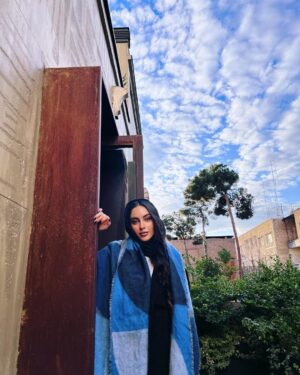 Tarlan Parvaneh Instagram - 💙🌫
آسمون خوشگل تر می شه وقتی یکی رو اون بالا داری که باهاش حرف بزنی .