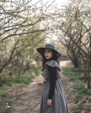 Tarlan Parvaneh Instagram - نامه ۴۶ ...
امسالم به کوچه باغ اومدم هنوز عکس هایی که ازم گرفتی رو دارم . از رفتنت خیلی میگذره ولی من هر سال قبل از سال تحویل میام اینجا که شاید ،کاشکی ، خدا کنه تورو یا حتی یه نشونه ازت رو اینجا ببینم.. #درباره_پریسا