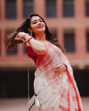 Tasnia Farin Instagram - Are you excited for “কাছের মানুষ দূরে থুইয়া”? 
🗓️ 22 Feb ➡️ @chorkiofficial