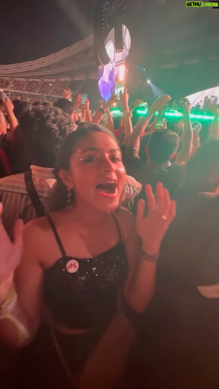 Tasnia Farin Instagram - How it started vs how it’s going ❤️ #coldplay #coldplayconcert #coldplaylive Rajmangala National Stadium