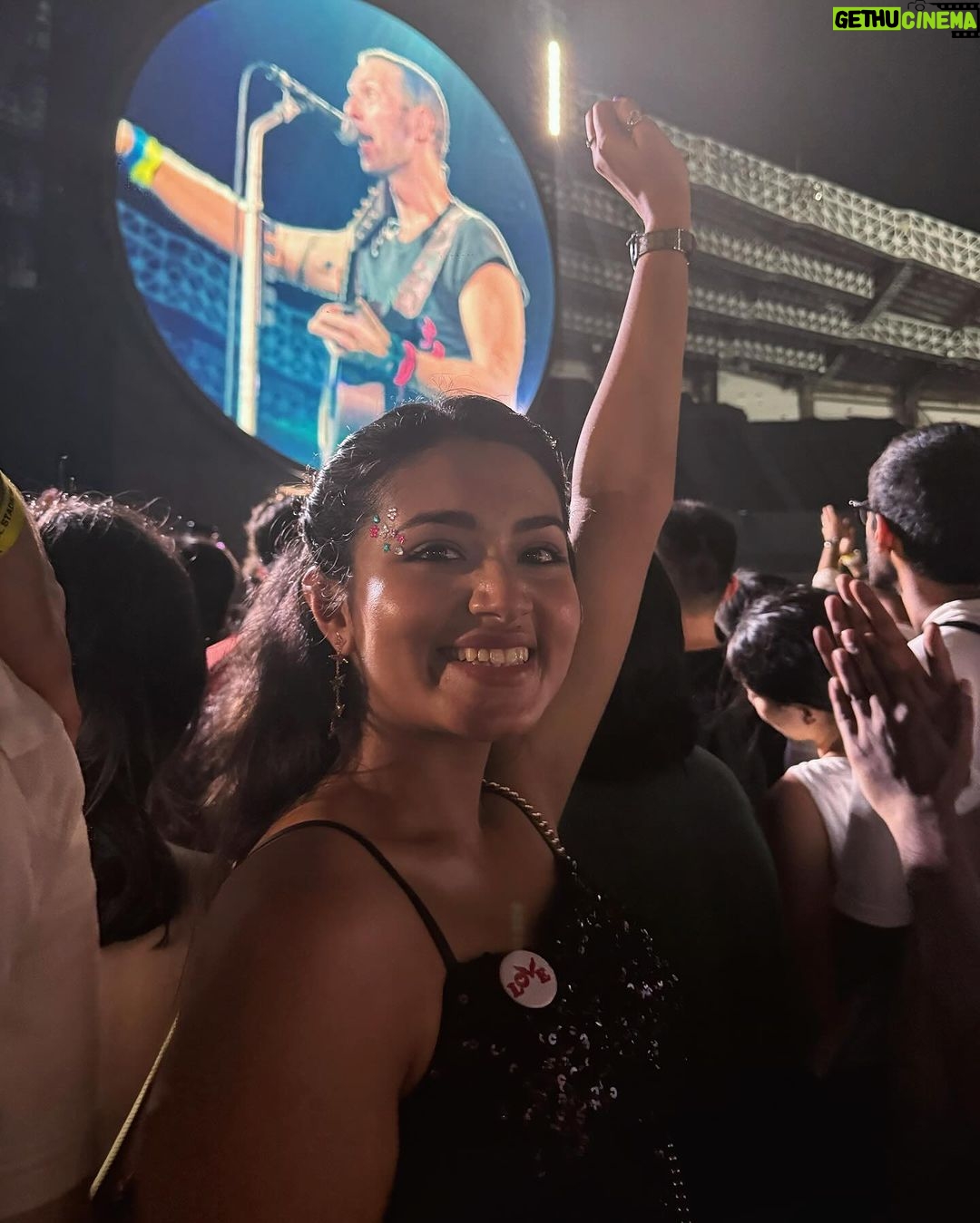 Tasnia Farin Instagram - It’s not a concert, it’s an experience #coldplay #musicofthespheresworldtour Rajamangala National Stadium Bangkok - ราชมังคลากีฬาสถาน