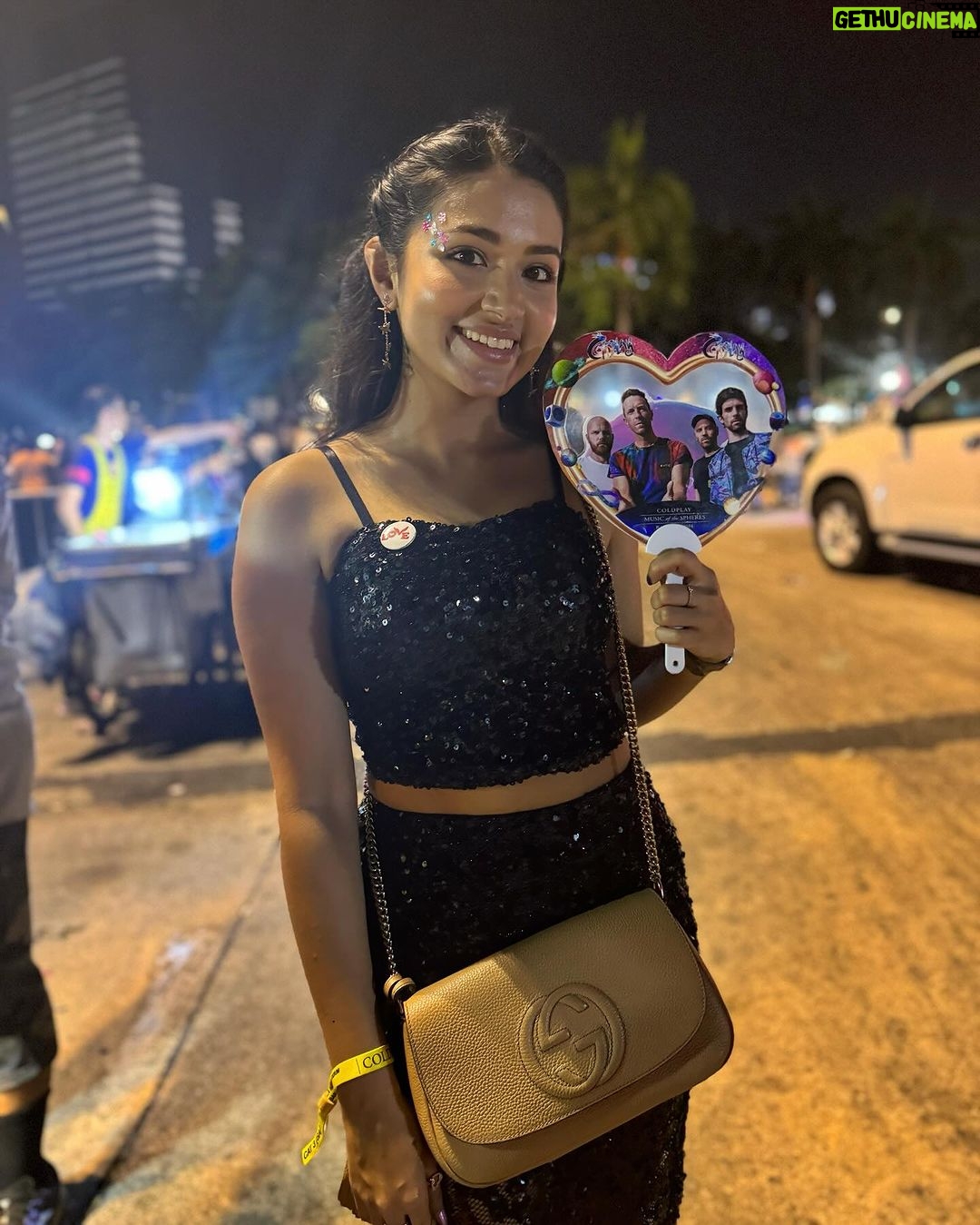 Tasnia Farin Instagram - It’s not a concert, it’s an experience #coldplay #musicofthespheresworldtour Rajamangala National Stadium Bangkok - ราชมังคลากีฬาสถาน