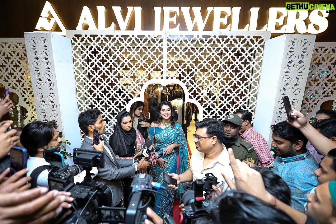 Tasnia Farin Instagram - At the opening of @alvijewellers Jamuna Future Park