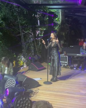 Tatá Werneck Instagram - Ontem foi aniversário da minha musa @sandyoficial ! Eu te amo muito há muitos anos. Eu te admiro muito. Te respeito. Torço por vc mesmo sabendo que não precisa de torcida. Você é uma luz. Um talento inesgotável. E desde que nos tornamos amigas eu te amo mais e sou mais fã. Eu usaria camisas com seu rosto . Mas aí iam comparar com o meu e eu sairia na desvantagem. Deus te abençoe sempre! Só vv pra fazer 790 adultos chorarem e pularem numa festa 🦋