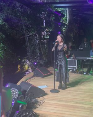 Tatá Werneck Instagram - Ontem foi aniversário da minha musa @sandyoficial ! Eu te amo muito há muitos anos. Eu te admiro muito. Te respeito. Torço por vc mesmo sabendo que não precisa de torcida. Você é uma luz. Um talento inesgotável. E desde que nos tornamos amigas eu te amo mais e sou mais fã. Eu usaria camisas com seu rosto . Mas aí iam comparar com o meu e eu sairia na desvantagem. Deus te abençoe sempre! Só vv pra fazer 790 adultos chorarem e pularem numa festa 🦋