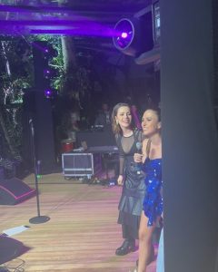 Tatá Werneck Instagram - Ontem foi aniversário da minha musa @sandyoficial ! Eu te amo muito há muitos anos. Eu te admiro muito. Te respeito. Torço por vc mesmo sabendo que não precisa de torcida. Você é uma luz. Um talento inesgotável. E desde que nos tornamos amigas eu te amo mais e sou mais fã. Eu usaria camisas com seu rosto . Mas aí iam comparar com o meu e eu sairia na desvantagem. Deus te abençoe sempre! Só vv pra fazer 790 adultos chorarem e pularem numa festa 🦋