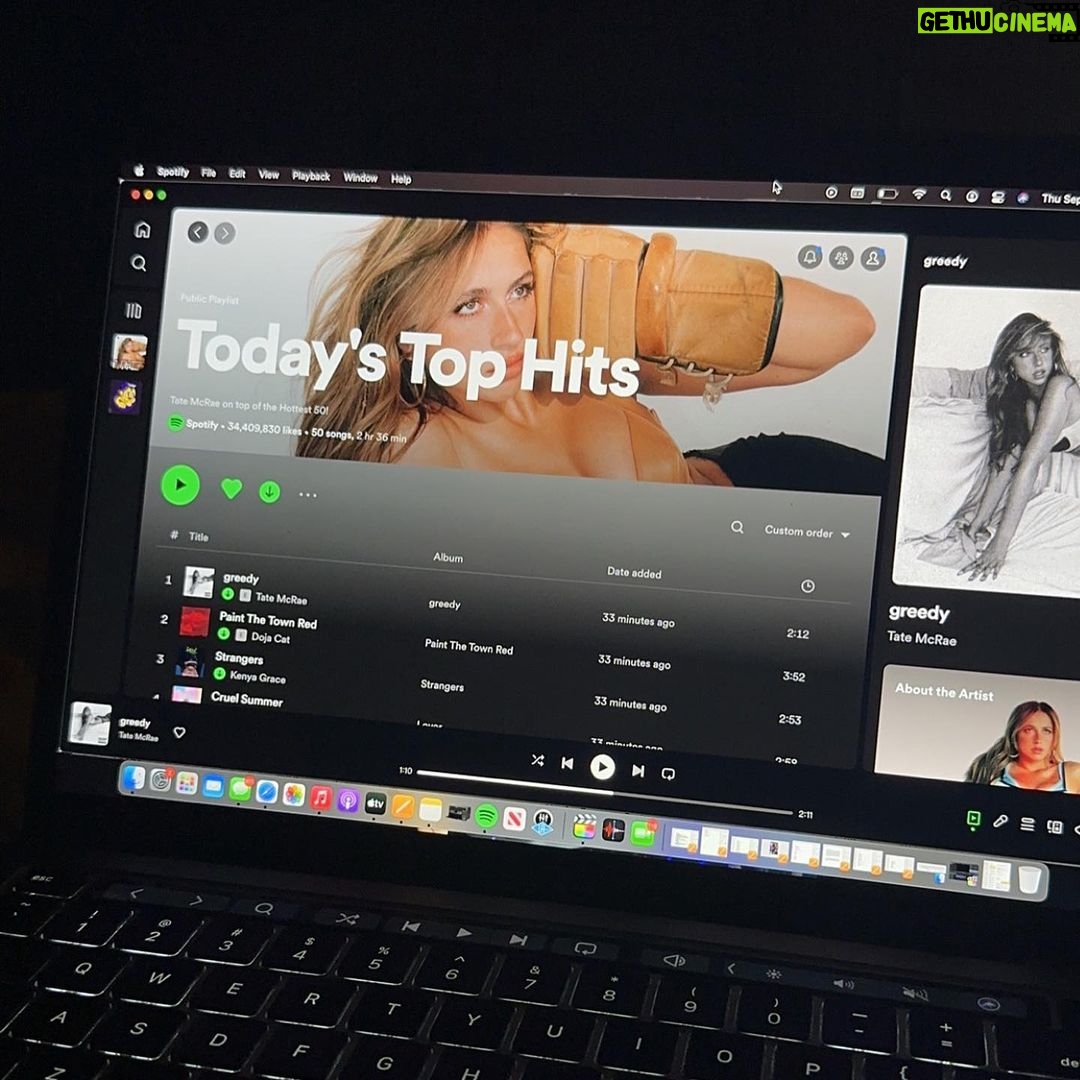 Tate McRae Instagram - WHAAT COVER OF TODAYS TOP HITS ON @spotify AND TODAYS HITS ON @applemusic ðŸ˜ðŸ˜ðŸ–¤ðŸ–¤ðŸ”ª feeling so utterly grateful for all the support y’all have been giving this song. i can’t thank you guys enough. WOW I LOVE UUUUUUU