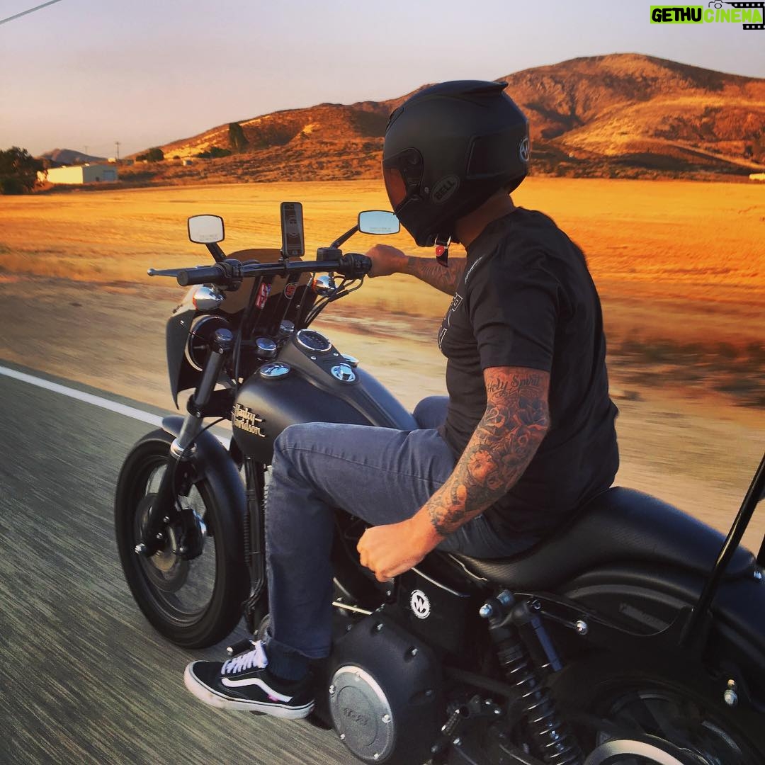 Taylor Kinney Instagram - On the road with Dr. Big Treat! @johnnylouch #quitthecrew