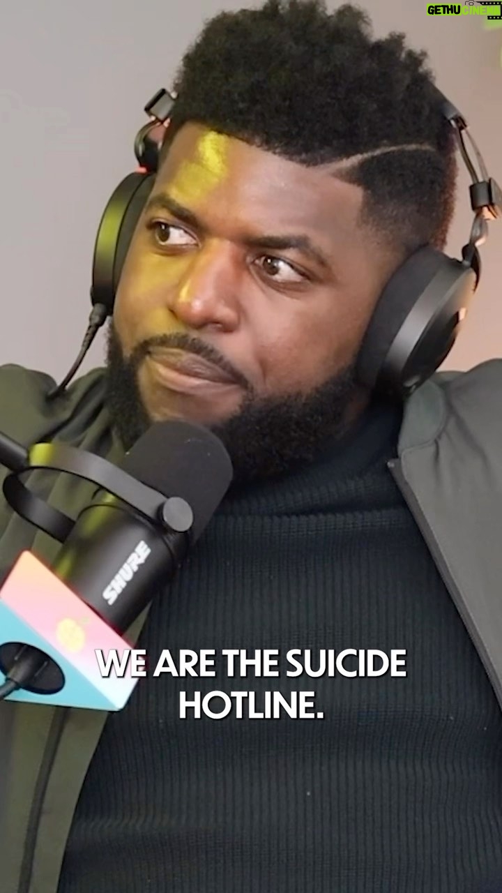 Taylor Lautner Instagram - TOMORROW my friend, former NFL linebacker, host of Uncomfortable Conversations with a Black Man, and NYT best-selling author @emmanuelacho is on the podcast!! I respect this man so much and am so thankful he came on to offer insight into his public journey over the past few years, providing advice, wisdom, and vulnerability in a jam packed hour. Subscribe to @thesqueeze wherever you listen to podcasts and be the first to listen tomorrow morning! This one’s going to be good. (link in bio)