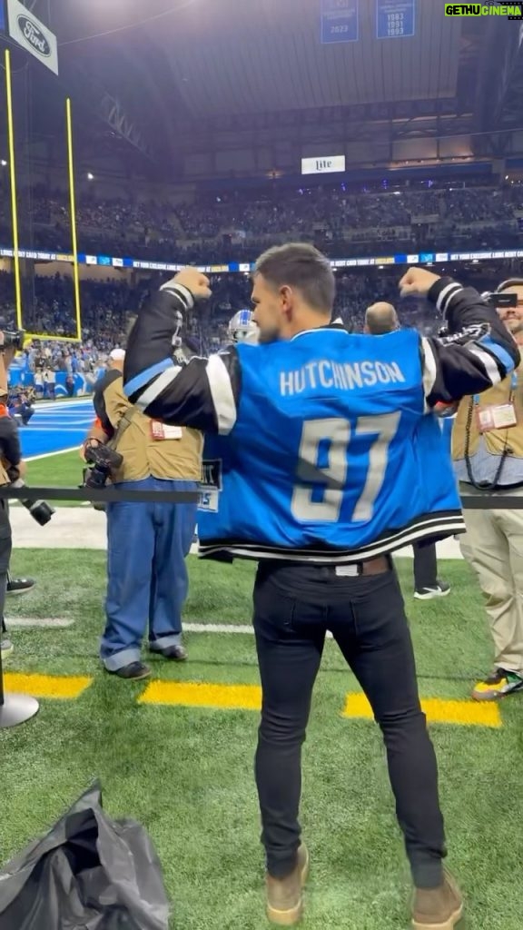 Taylor Lautner Instagram - LFG LIONS! My hero @kristinjuszczyk made this jacket, got it through snow storms, truck breakdowns and delivered to the sideline just in time for kickoff 🔥