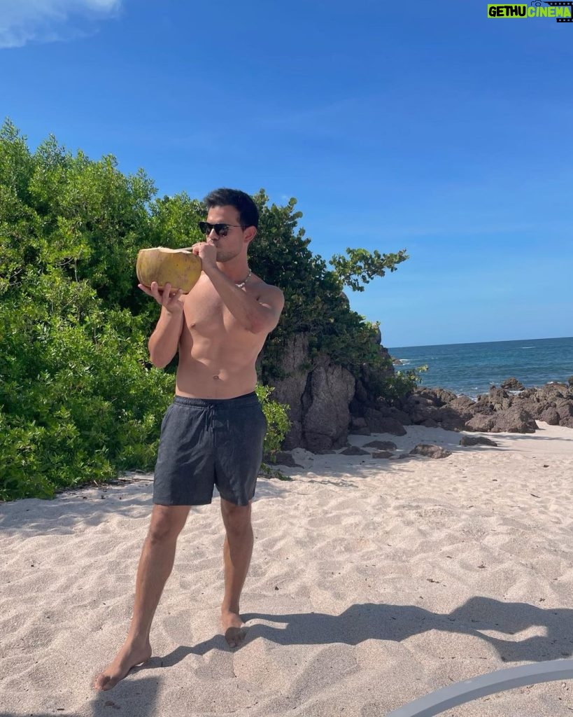 Taylor Lautner Instagram - Thirsty for coconut water or likes? You choose Four Seasons-Punta Mita