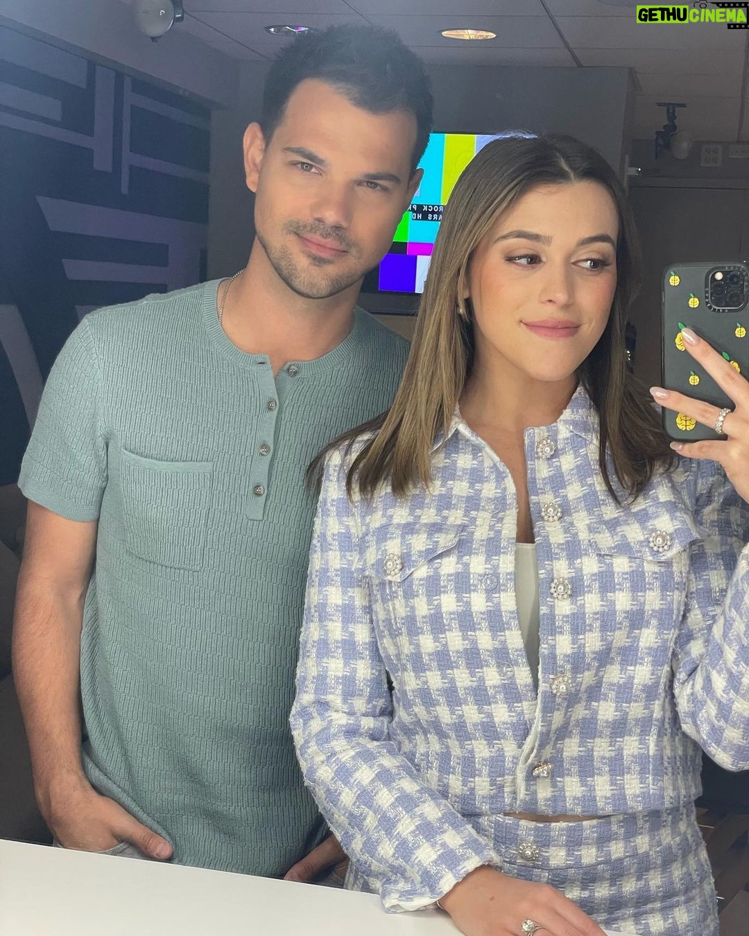 Taylor Lautner Instagram - 🦆😊 @thetodayshow @thesqueeze