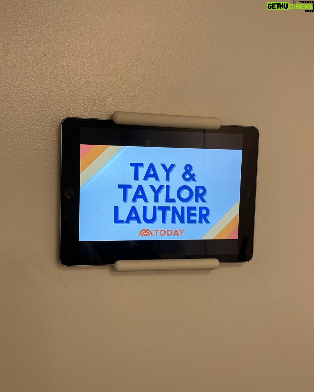 Taylor Lautner Instagram - 🦆😊 @thetodayshow @thesqueeze