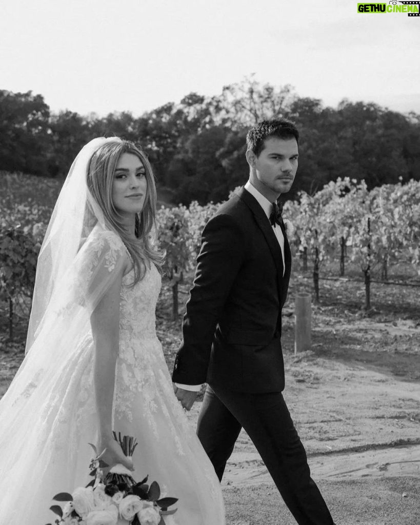 Taylor Lautner Instagram - @taylorlautner and @taydome have officially tied the knot! “It couldn’t have been more perfect. I could’ve been anywhere marrying my best friend and the love of my life but the setting of the ceremony definitely made the whole thing feel surreal. The sunset over the mountains exactly when we said our ‘I dos’ made it feel like a dream,” shares the groom. The couple worked with event planners Josiah Carr and Justin McGregor of Samkoma (@samkoma.world) for their California vineyard estate wedding. Tap the link in our bio to see exclusive photos from the couple's stunning autumn wedding. Photo: @nicoleivanovphoto