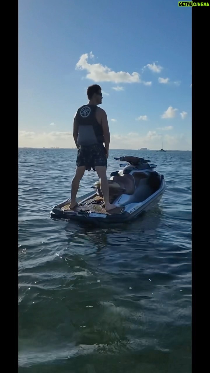 Taylor Lautner Instagram - Itβs the double thumbs up for me ππ½ππ½ Miami, Florida